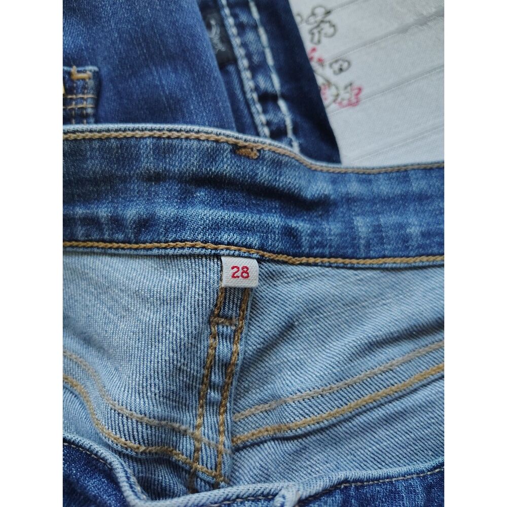 Levi's Women's Mid Rise Cuffed Denim Bermuda Jean Shorts Light Wash Size 28 - Picture 5 of 7